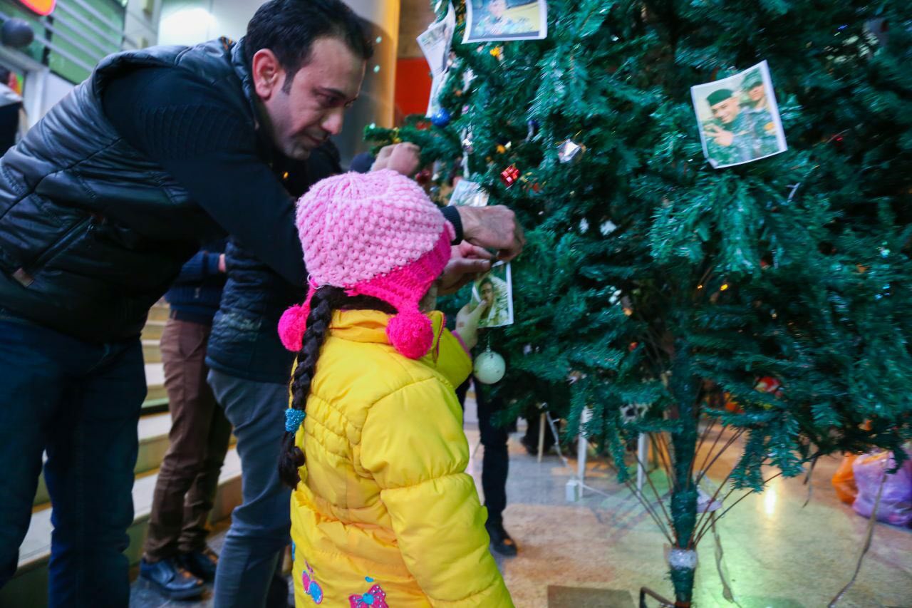 Iraq:alberi  di Natale ornati  con foto martiri di lotta contro terrorismo