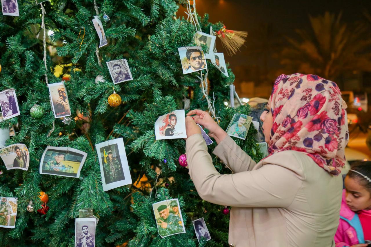 Iraq:alberi  di Natale ornati  con foto martiri di lotta contro terrorismo