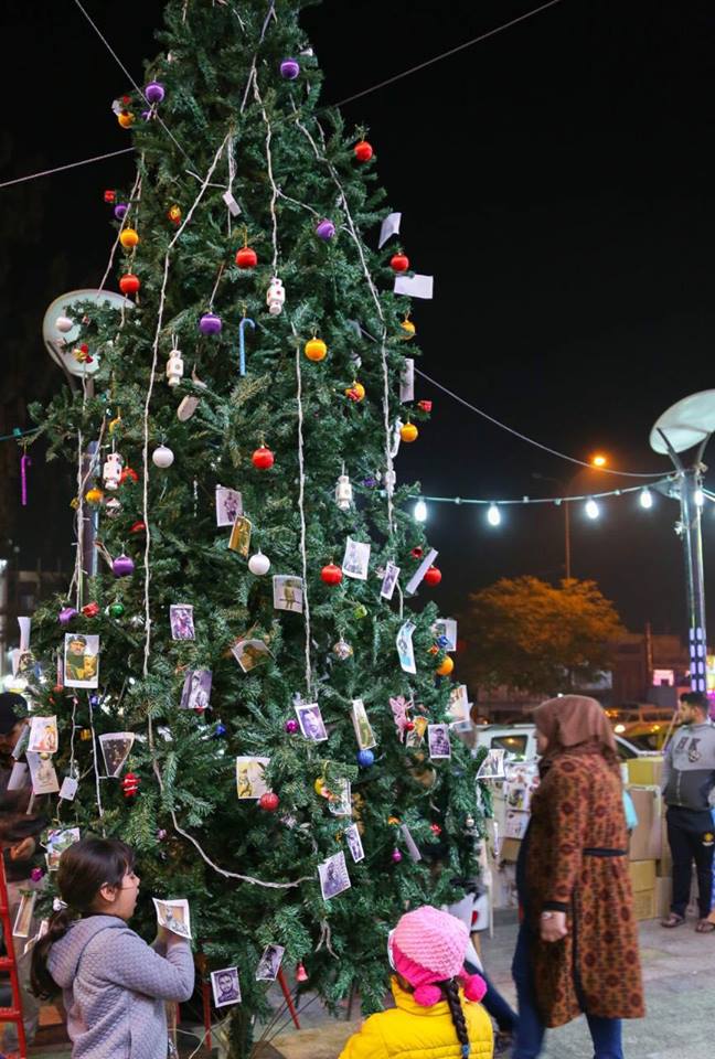 Iraq:alberi  di Natale ornati  con foto martiri di lotta contro terrorismo