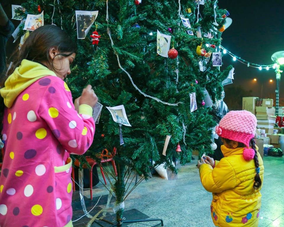 Iraq:alberi  di Natale ornati  con foto martiri di lotta contro terrorismo