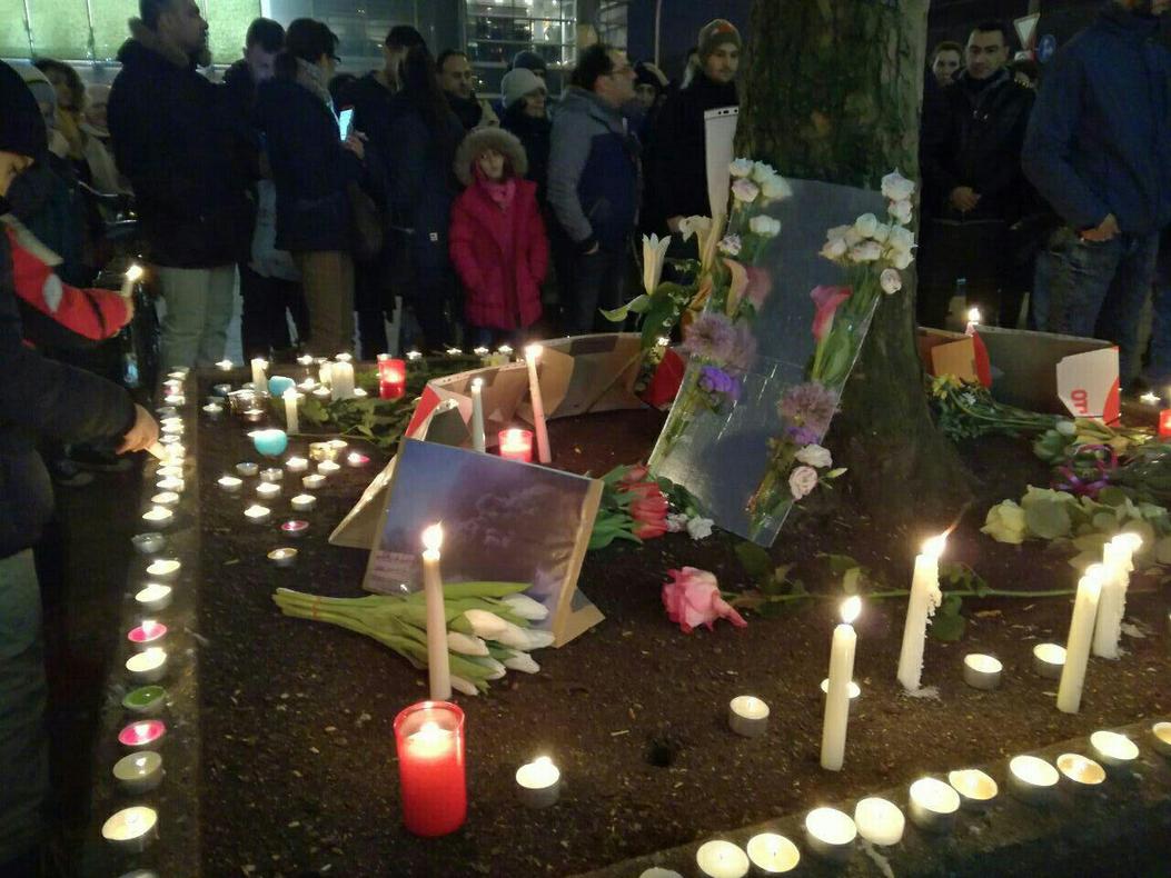 Crollo palazzo in Iran:fiaccolata di solidarieta' in Germania Crollo palazzo in Iran:fiaccolata di solidarieta' in Germania