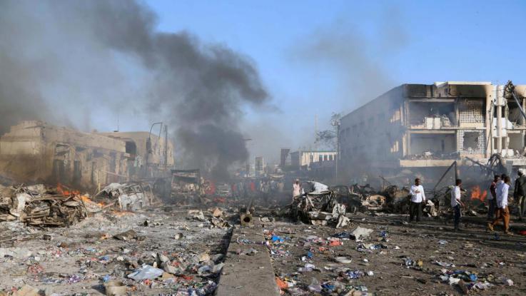 Somalia, autobomba e kamikaze a Mogadiscio: decine di morti