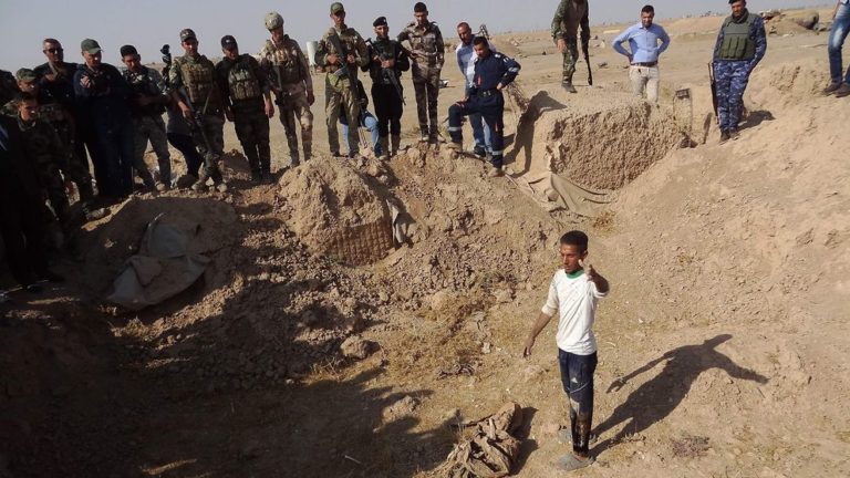 In Iraq è stata scoperta una fossa comune con i corpi di 400 vittime dell’Isis In Iraq è stata scoperta una fossa comune con i corpi di 400 vittime dell’Isis