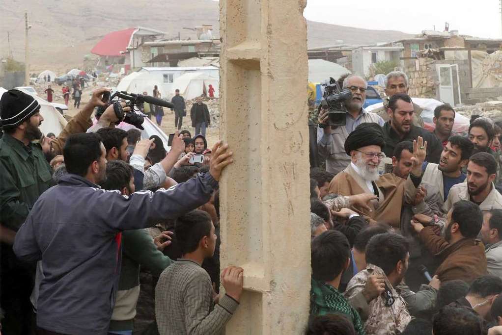 Iran, Imam Khamenei tra i terremotati Iran, Imam Khamenei tra i terremotati