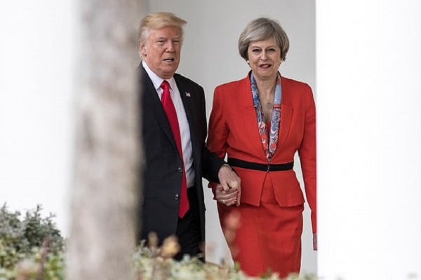 Donald Trump attacca Theresa May dopo aver ritwittato tre video anti-musulmani Donald Trump attacca Theresa May dopo aver ritwittato tre video anti-musulmani