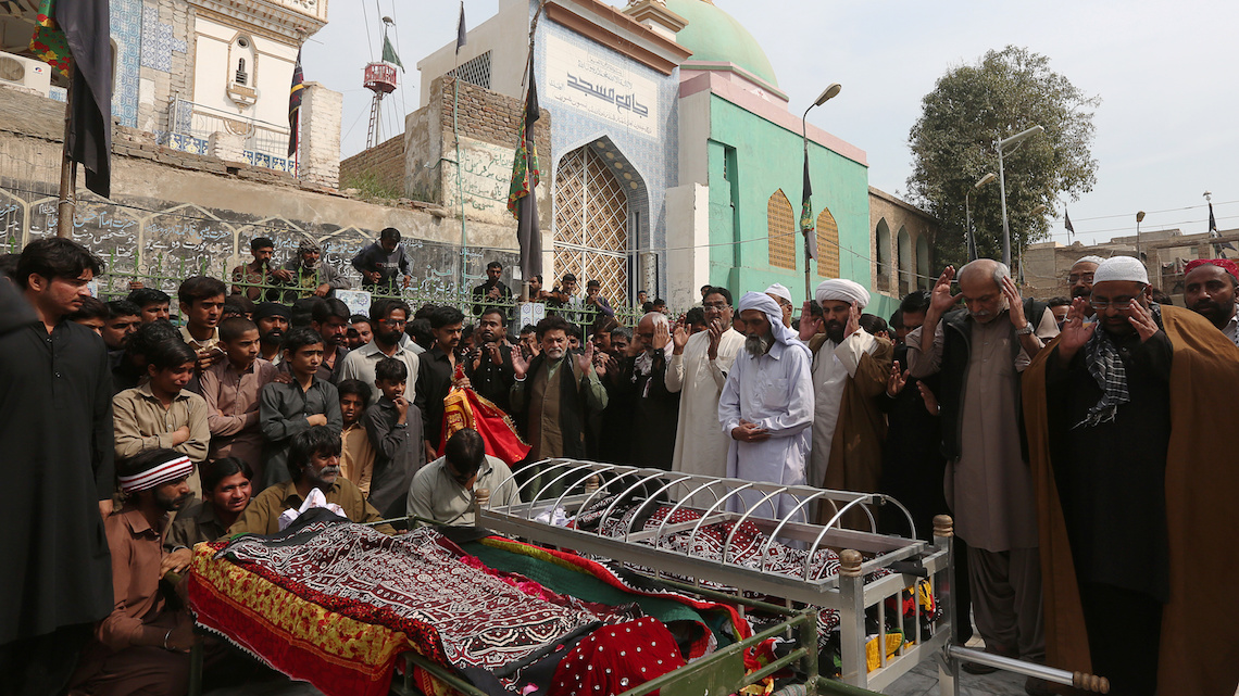 Pakistan, attentato kamikaze al santuario sufi