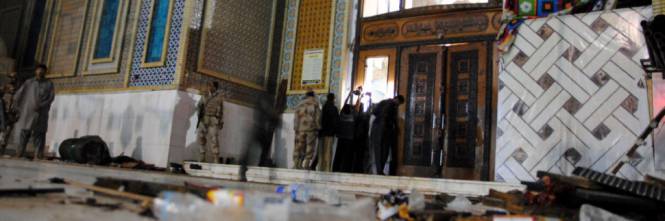 Pakistan, attentato kamikaze al santuario sufi