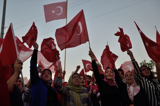 La Turchia permetterà l'uso del velo islamico alle ufficiali dell'esercito La Turchia permetterà l'uso del velo islamico alle ufficiali dell'esercito