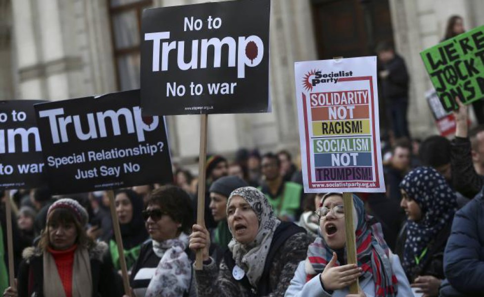 Proteste davanti ambasciata Usa Londra, contro Donald Trump