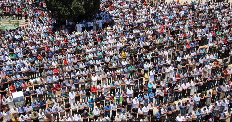 250.000 fedeli pregano ad al-Aqsa nel 1° venerdì di Ramadan