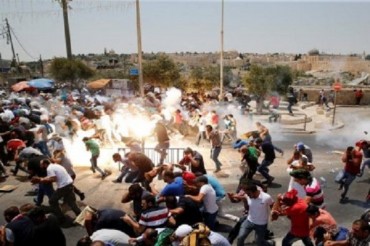 Proteste a Gerusalemme: centinaia di palestinesi feriti e tre morti Proteste a Gerusalemme: centinaia di palestinesi feriti e tre morti