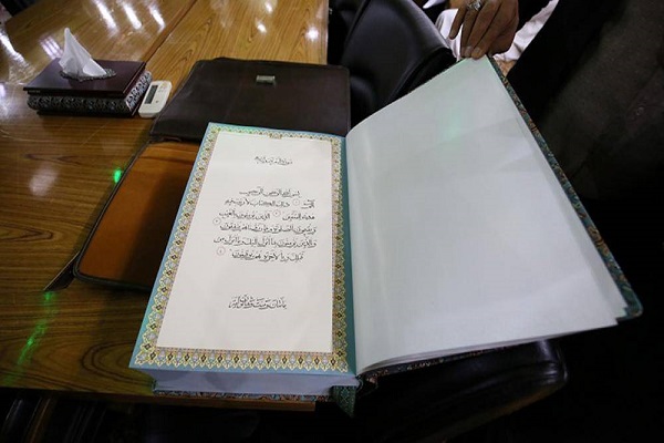 Artista iraniano dona prezioso manoscritto coranico a mausoleo di Abolfazl al-Abbas(AS)