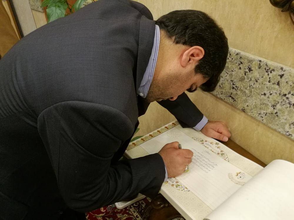 Artista iraniano dona prezioso manoscritto coranico a mausoleo di Abolfazl al-Abbas(AS)
