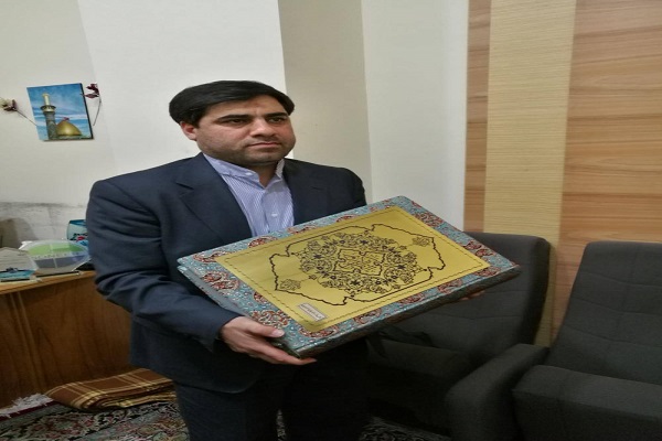 Artista iraniano dona prezioso manoscritto coranico a mausoleo di Abolfazl al-Abbas(AS)