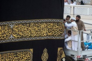 Hajj:sostituito il telo sulla Kaaba Hajj:sostituito il telo sulla Kaaba
