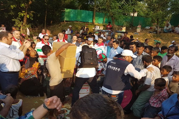 Bangladesh:aiuti umanitari dell'Iran distribuiti tra i rifugiati Rohingya