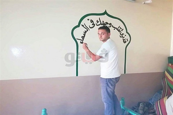 Egitto: giovane cristiano decora una moschea con versetti del Corano Egitto: giovane cristiano decora una moschea con versetti del Corano