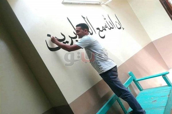 Egitto: giovane cristiano decora una moschea con versetti del Corano Egitto: giovane cristiano decora una moschea con versetti del Corano