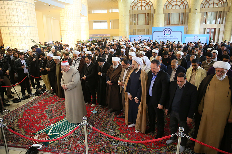 Iran: sunniti e sciiti pregano insieme a conferenza unità islamica Iran: sunniti e sciiti pregano insieme a conferenza unità islamica