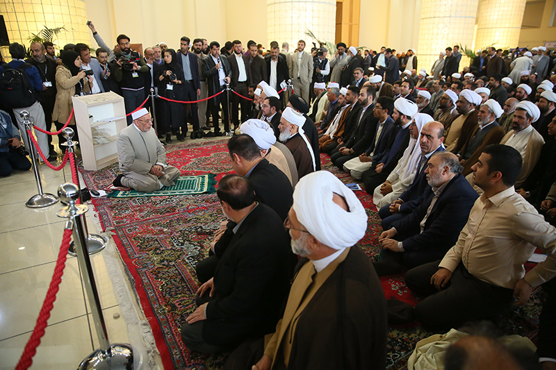 Iran: sunniti e sciiti pregano insieme a conferenza unità islamica Iran: sunniti e sciiti pregano insieme a conferenza unità islamica