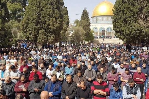 45.000 Palestinesi eseguono la preghiera del venerdì a al-Aqsa 45.000 Palestinesi eseguono la preghiera del venerdì a al-Aqsa
