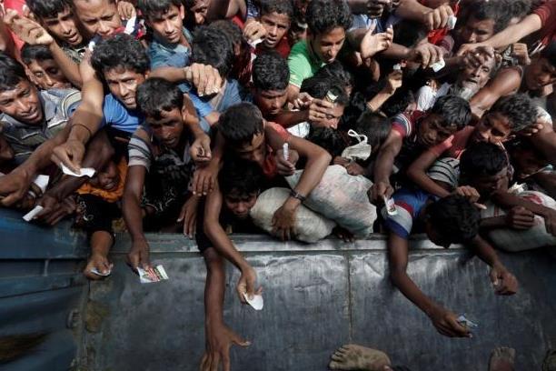 Continua la tragedia Rohingya: barcone con donne e bambini al largo della Malesia