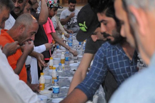 La tradizione millenaria dell'iftar nella moschea di Baghdad La tradizione millenaria dell'iftar nella moschea di Baghdad