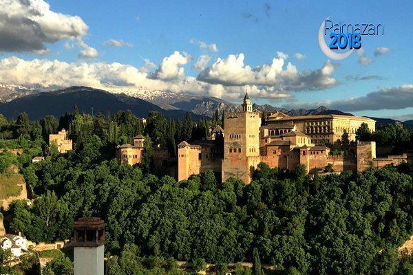Spagna:recitazione collettiva del Corano in moschea di Granada Spagna:recitazione collettiva del Corano in moschea di Granada