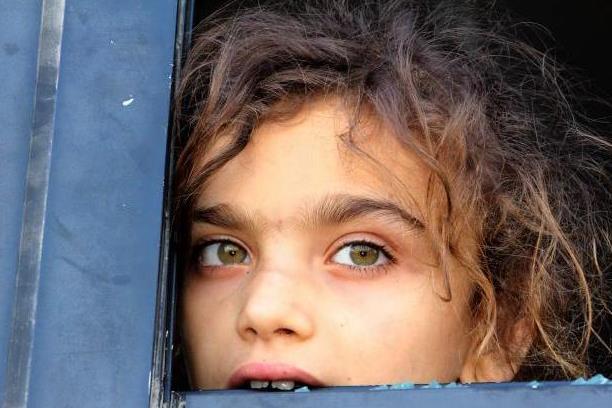 La bimba siriana sfollata dalla sua casa e circondata dall'odio