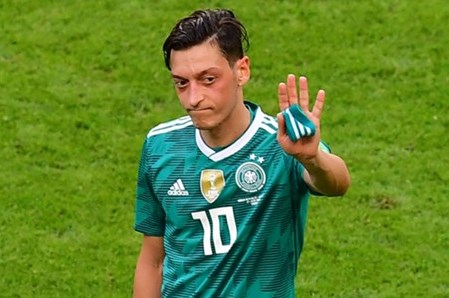 Razzismo ed islamofobia: Mesut Ozil lascia la selezione tedesca Razzismo ed islamofobia: Mesut Ozil lascia la selezione tedesca