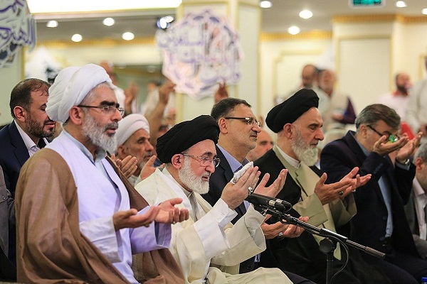 I pellegrini iraniani recitano la supplica di Kumayl a Medina I pellegrini iraniani recitano la supplica di Kumayl a Medina