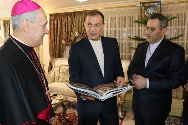 Filippine: ambasciatore del vaticano riceve dono coranico dell'Iran al Papa Filippine: ambasciatore del vaticano riceve dono coranico dell'Iran al Papa