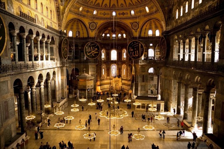 Versi del Corano al museo di Hagia Sophia di Istanbul Versi del Corano al museo di Hagia Sophia di Istanbul