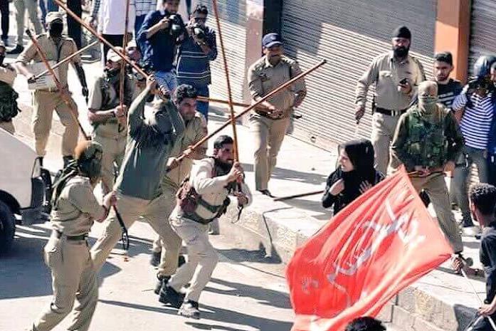Kashmir, polizia indiana reprime musulmani sciiti
