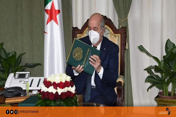 La Grande Moschea di Parigi dona una copia del Corano al presidente algerino La Grande Moschea di Parigi dona una copia del Corano al presidente algerino