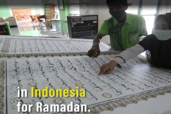 Indonesia: il Corano gigante che attira folle durante il Ramadan Indonesia: il Corano gigante che attira folle durante il Ramadan