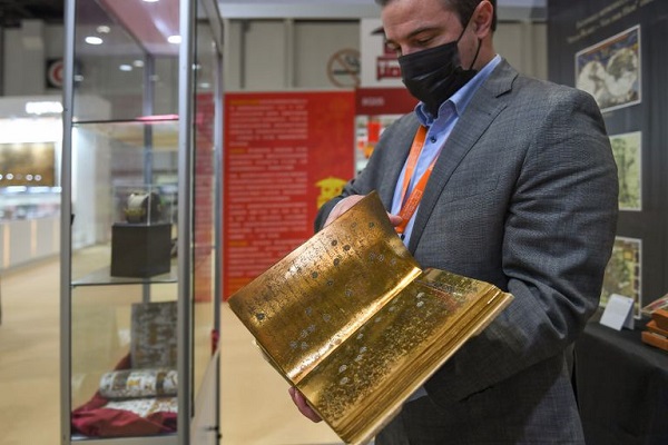 Un Corano su foglia d'oro alla mostra di Abu Dhabi
