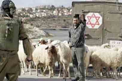 Coloni israeliani isolano sorgente d’acqua per impedirne l’uso da parte dei pastori palestinesi