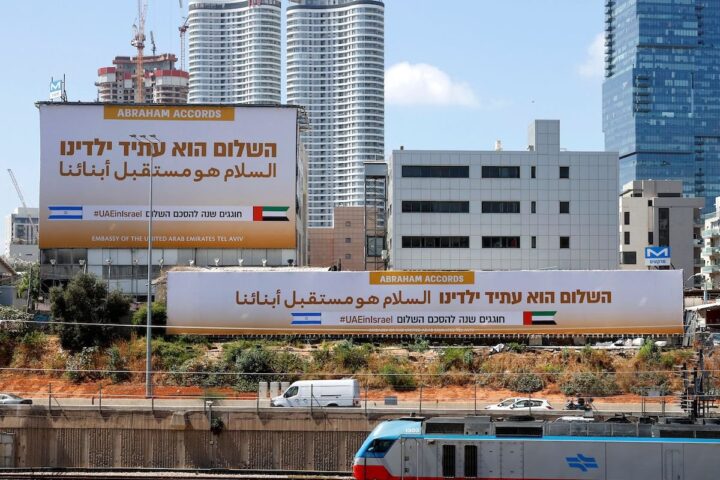 Festeggiamenti per la “normalizzazione araba” con Israele, mentre continuano le persecuzioni dei palestinesi Festeggiamenti per la “normalizzazione araba” con Israele, mentre continuano le persecuzioni dei palestinesi