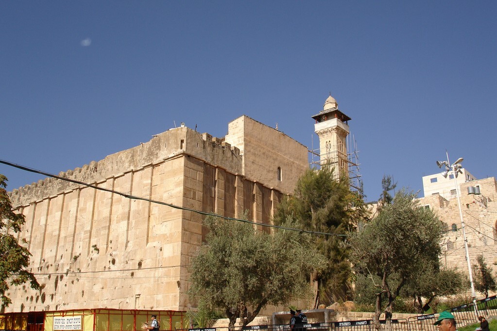 Hebron, coloni hanno strappato e bruciato copie del Corano e le hanno gettate nella spazzatura