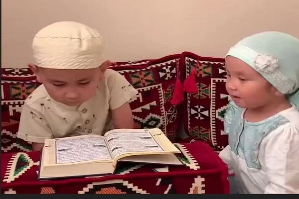 VIDEO - Bambino di 4 anni corregge sorella di 3 anni nela lettura del Corano