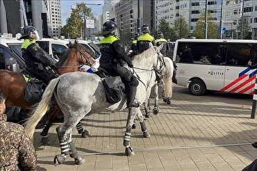Olanda: polizia disperde manifestazione anti islamica Olanda: polizia disperde manifestazione anti islamica