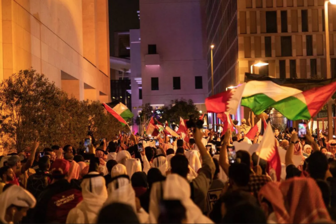 Tifosi qatarioti vestono bracciali pro-Palestina durante la Coppa del Mondo Tifosi qatarioti vestono bracciali pro-Palestina durante la Coppa del Mondo