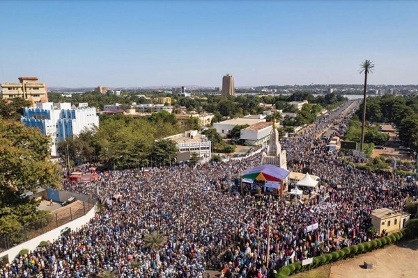 Mali: in decine di migliaia protestano contro profanazione del Corano Mali: in decine di migliaia protestano contro profanazione del Corano