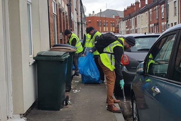 Gran Bretagna: moschea di Coventry aiuta a ripulire le strade dai rifiuti Gran Bretagna: moschea di Coventry aiuta a ripulire le strade dai rifiuti