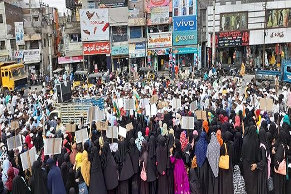 India: donne musulmane manifestano in difesa dell'hijab