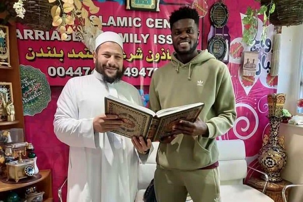 Il giocatore dell'Arsenal Thomas Partey abbraccia l'Islam Il giocatore dell'Arsenal Thomas Partey abbraccia l'Islam