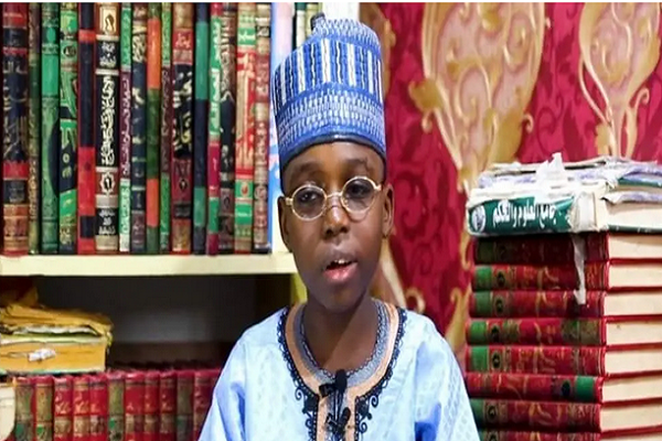 Bambino nigeriano che ha memorizzato il Corano a 8 anni