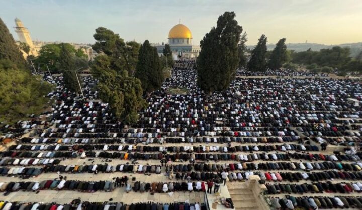200.000 palestinesi partecipano alla preghiera dell’Eid al-Fitr ad al-Aqsa