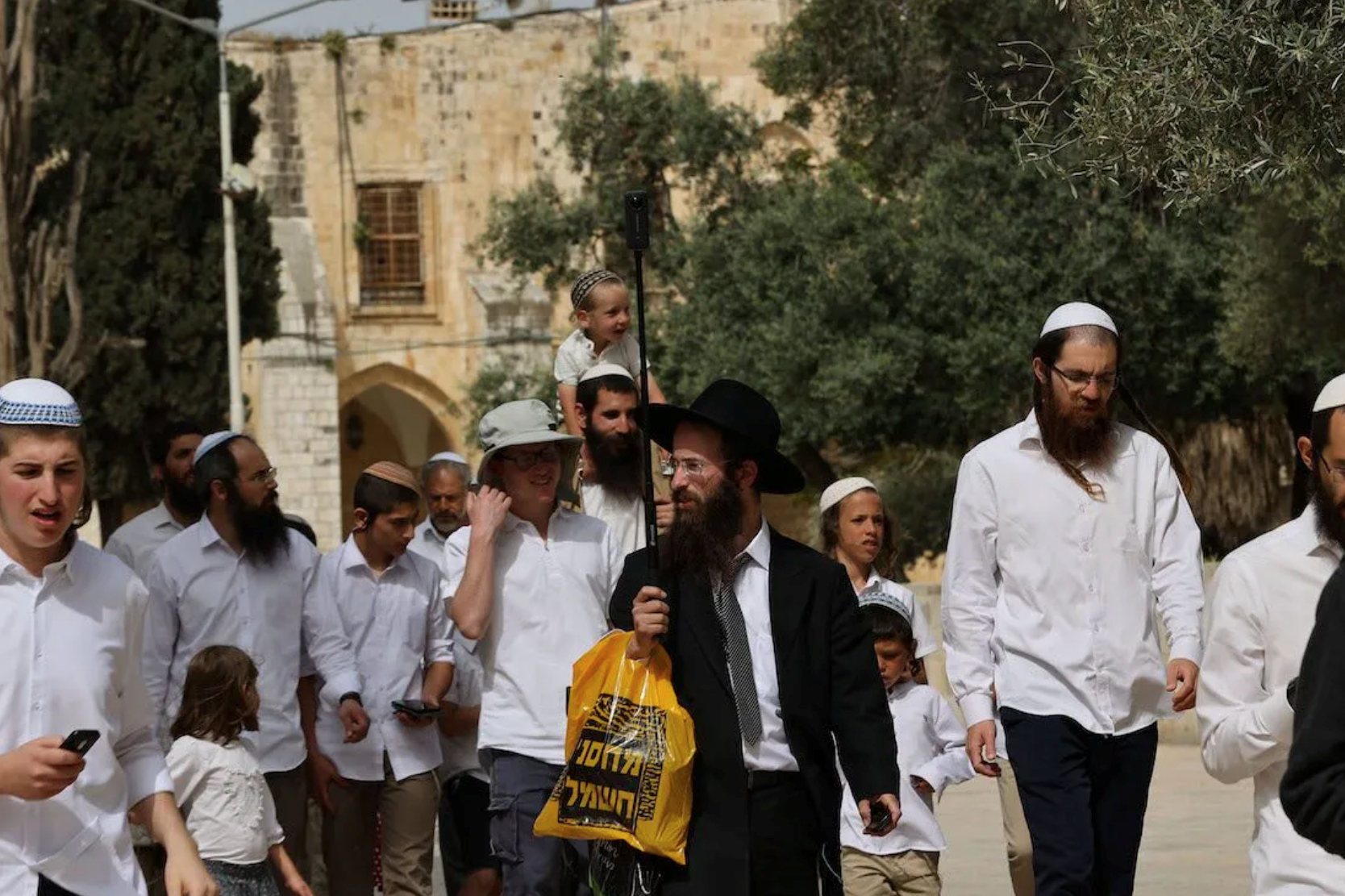 Per la prima nella storia, coloni israeliani invadono al-Aqsa attraverso la Porta dei Leoni